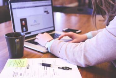 How Commerce/Arts Students Can Use AI to Offer Digital Services