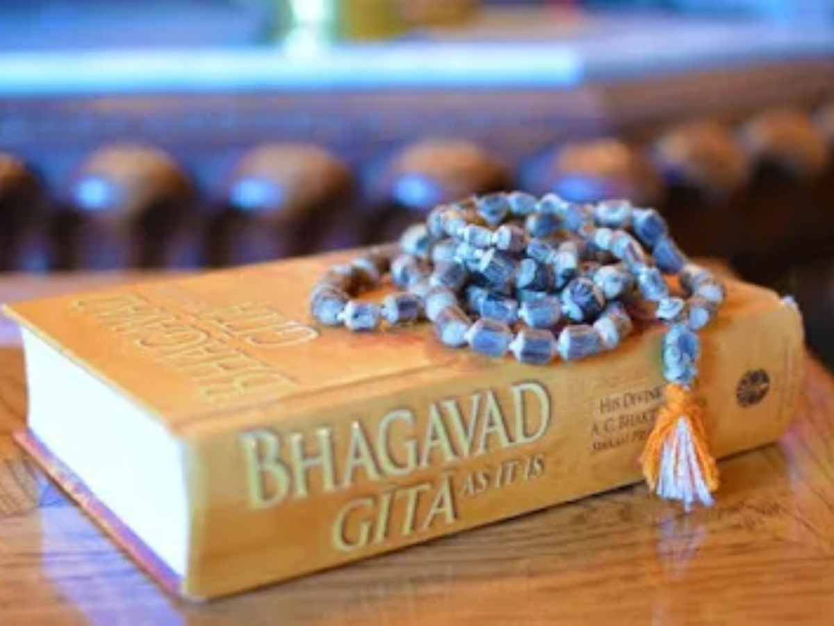 Bhagavad Gita for Students: 10 Shlokas for Strength & Inspiration Bhagavad Gita for Students: 10 Shlokas for Strength & Inspiration