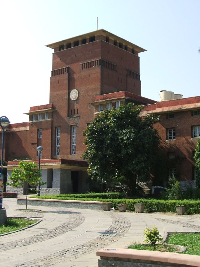 Delhi University offers Vice-Chancellor Internship scheme.